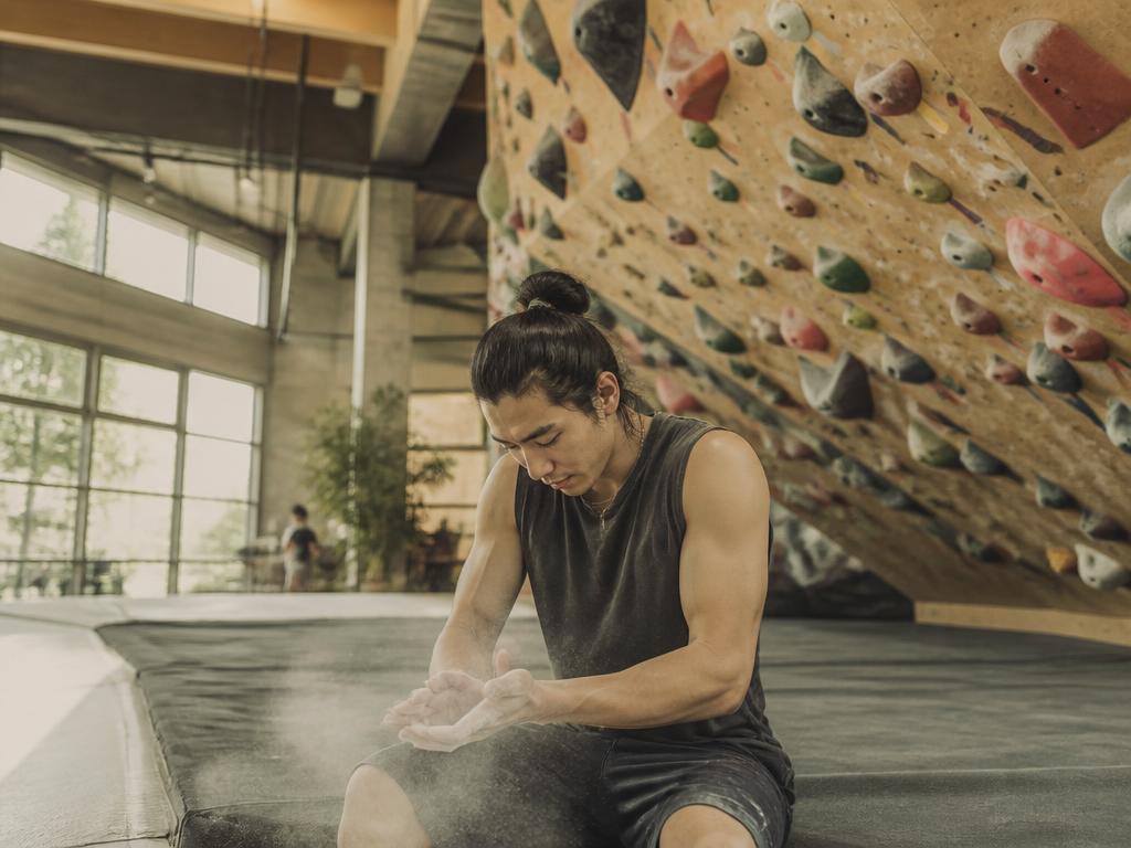 Kletterer in der Pause vor der Boulderwand