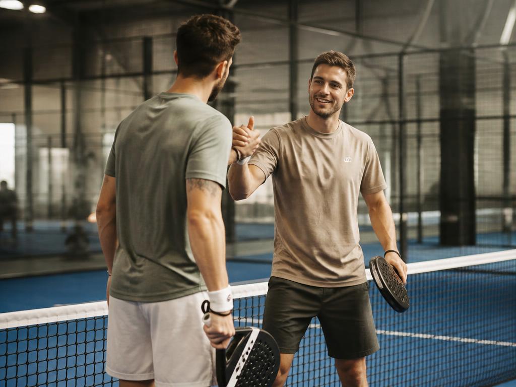 Padel-Spieler nach dem Match auf dem Indoor-Court